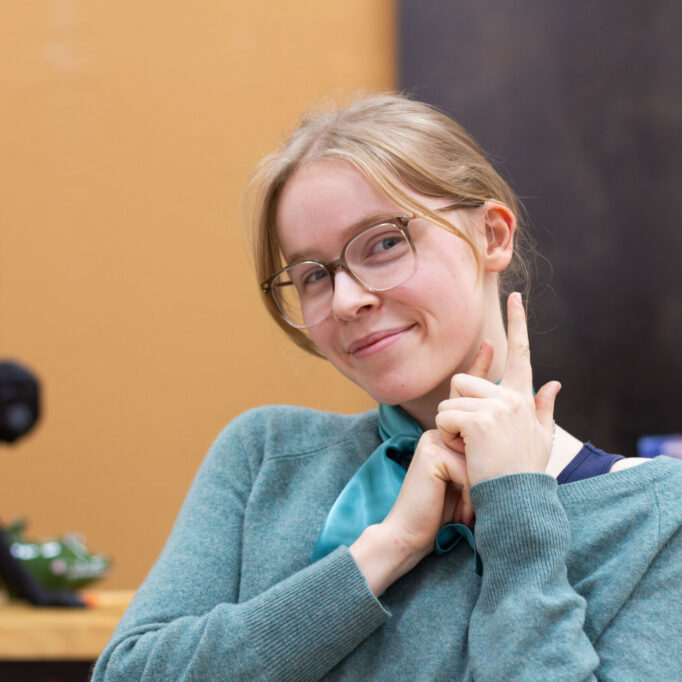 Klara zeigt die besten Hörgeräte bei Hörakustik Welsch in Saarbrücken und Blieskastel